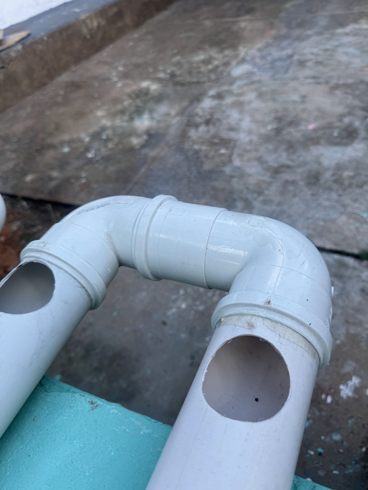 Tubos de PVC montados com conexões e joelhos de 90 graus formando a estrutura do sistema
